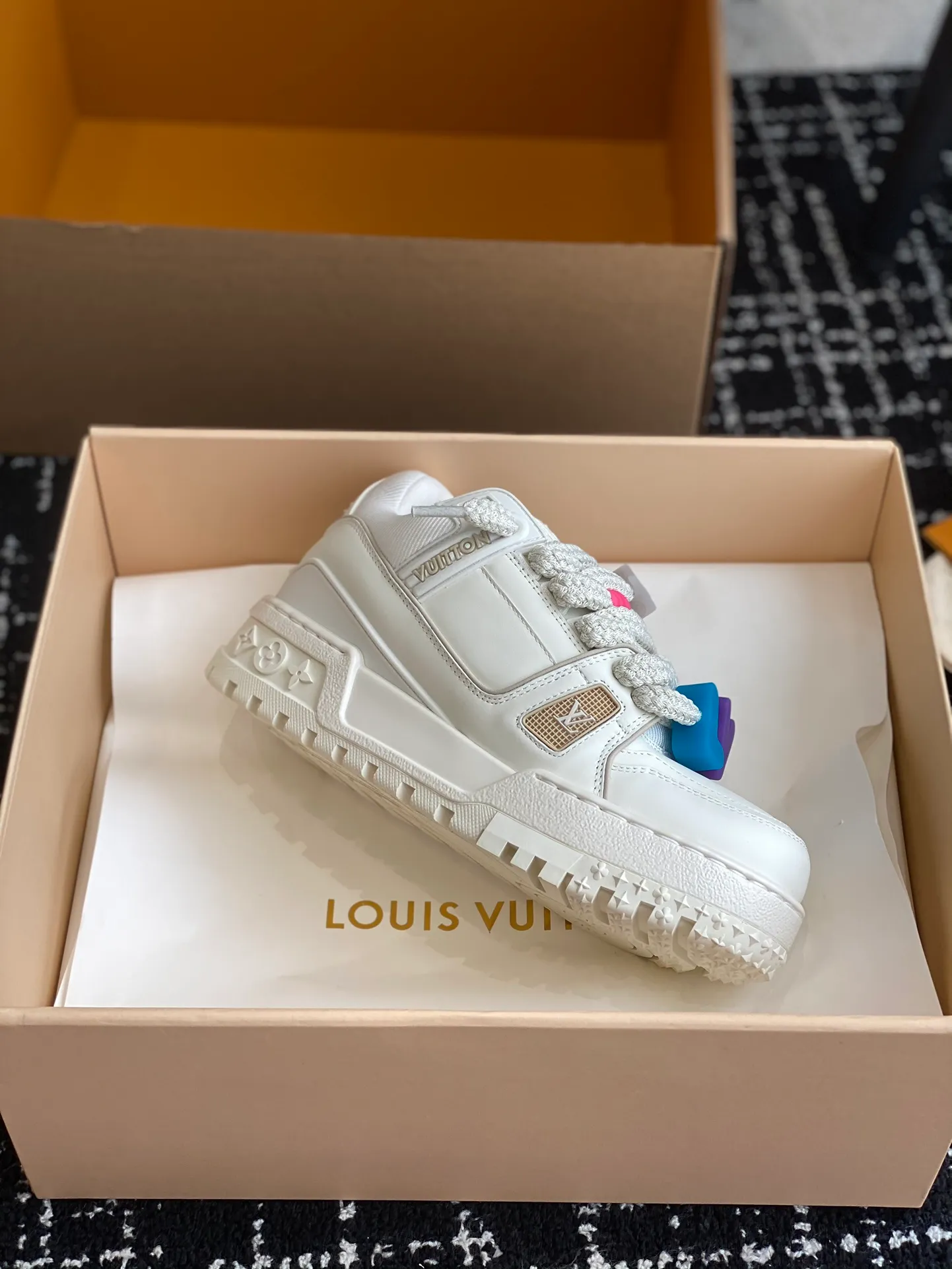 👟👟Ex-factory price 840👟👟 The latest upgraded version of lvtrainer Little Fatty 2023 is the same as the original version. Exclusive mold opening. Market ceiling level. Welcome to compare. At the Louis Vitton 2023 show, the new Trainer was unveiled. The new shoe style did not change much in the upper design, but the shoe shape became wider. Thicker and larger tongues replace the original visual effect. Since the launch of Lanvin bread shoes, this fat shoe style has become more and more popular!  Select imported calfskin/denim splicing/Yangjing material, exclusive molded outsole fasteners, decorative accessories can be removed at will!  Size: #35-45 (⚠️40 for women, 45 for men, customization is non-refundable)